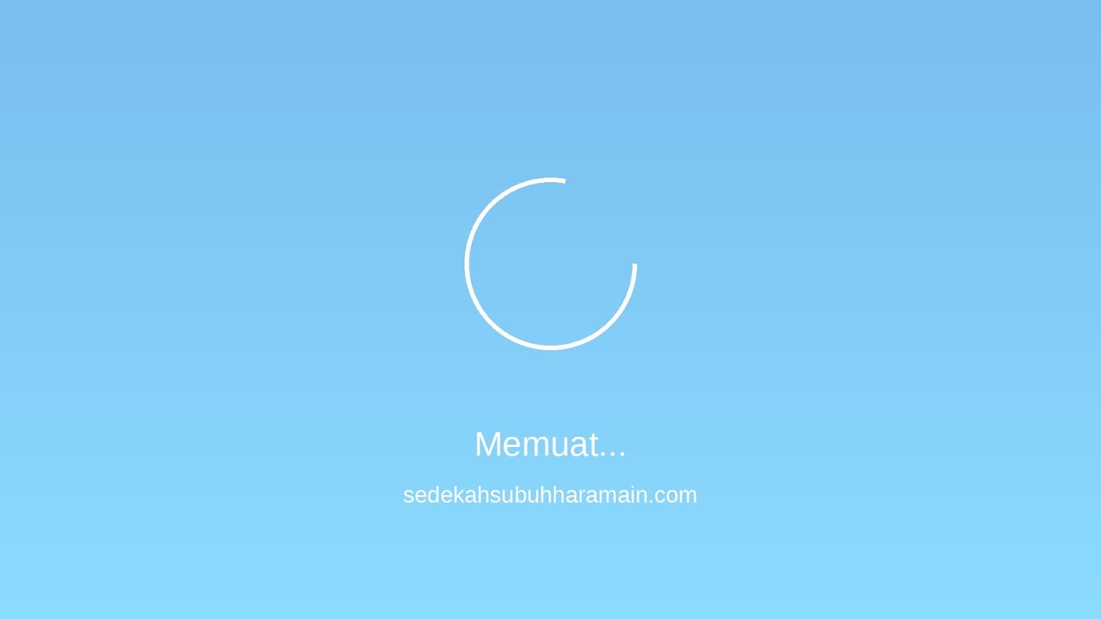 Relawan menyerahkan paket pangan kepada keluarga penerima manfaat